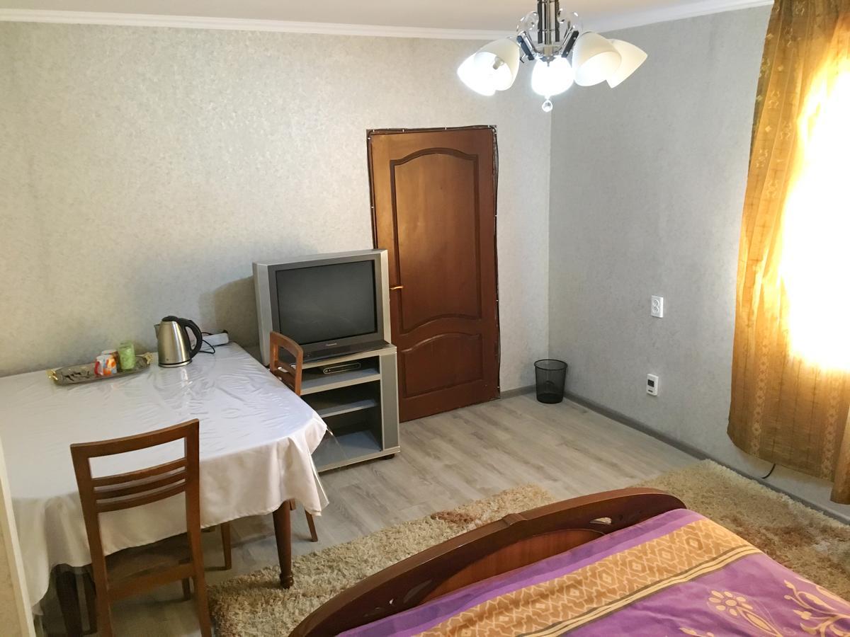 Holiday Hostel House Bishkek Exteriör bild