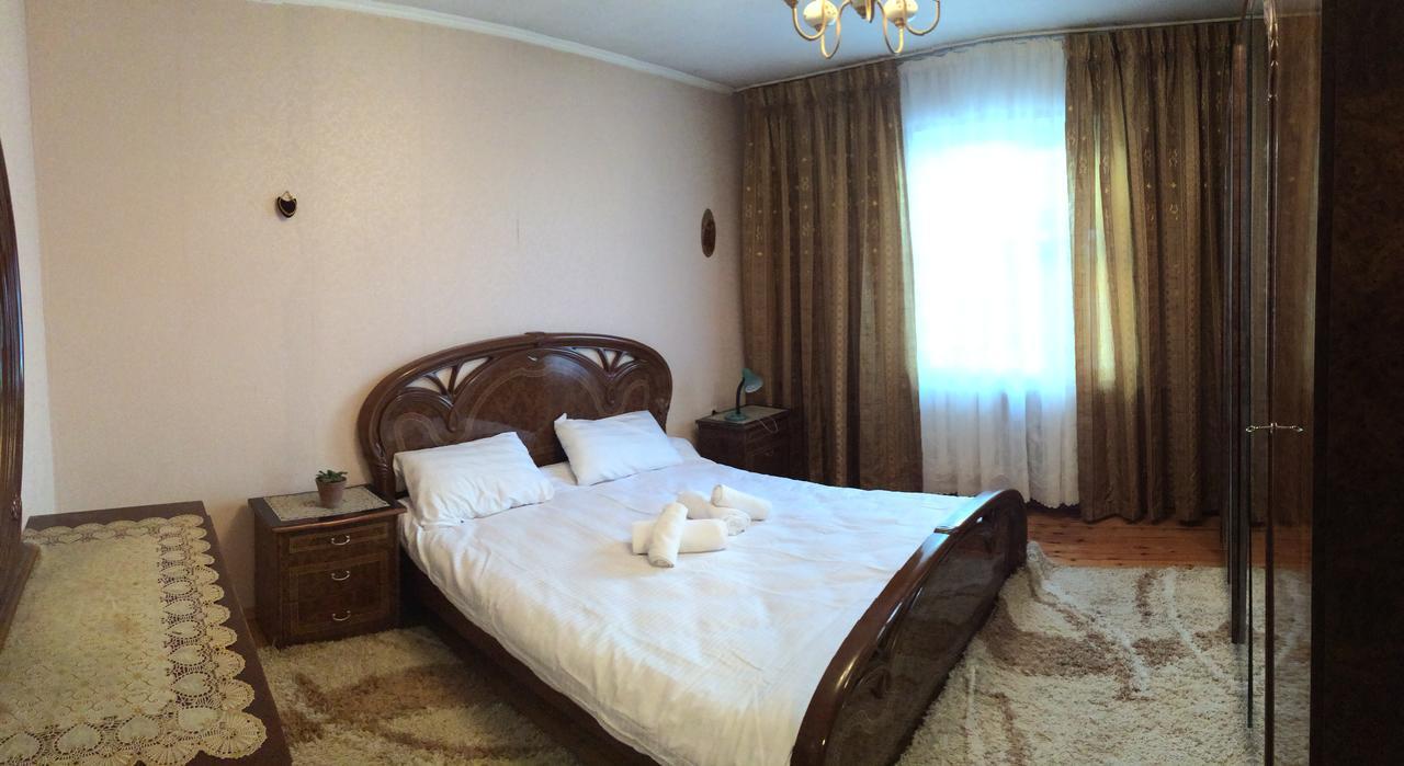 Holiday Hostel House Bishkek Exteriör bild