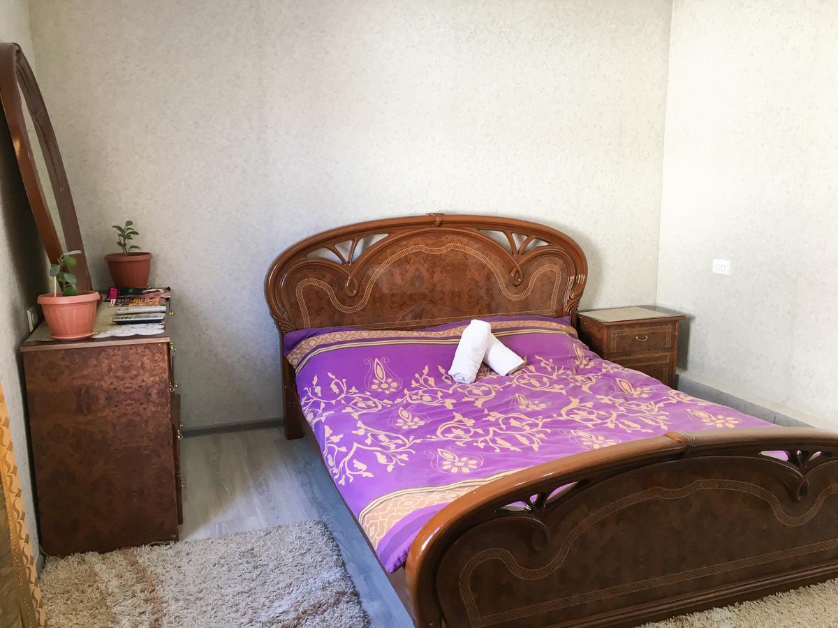 Holiday Hostel House Bishkek Exteriör bild