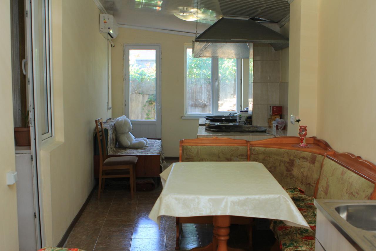 Holiday Hostel House Bishkek Exteriör bild