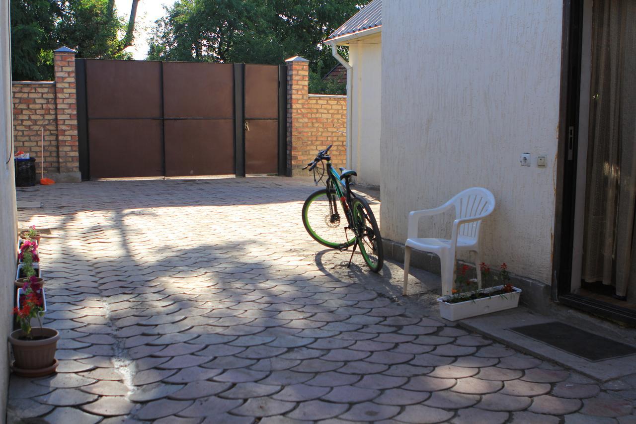 Holiday Hostel House Bishkek Exteriör bild